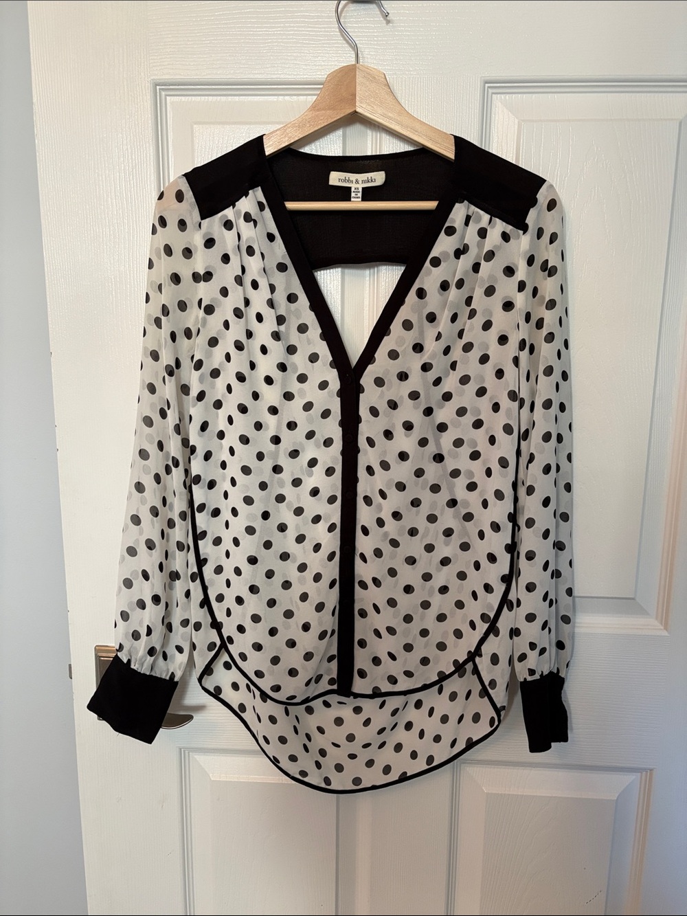 Robbi & Nikki by Robert Rodriguez Black and White Polka Dot V-Neck Blouse